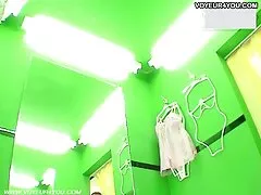 Seno naturale grande sexy esibizioniste e la vagina trazione