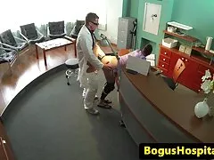 2 belle tette sexy assistant eccellente caldo a giocare il trump cazzo in porno